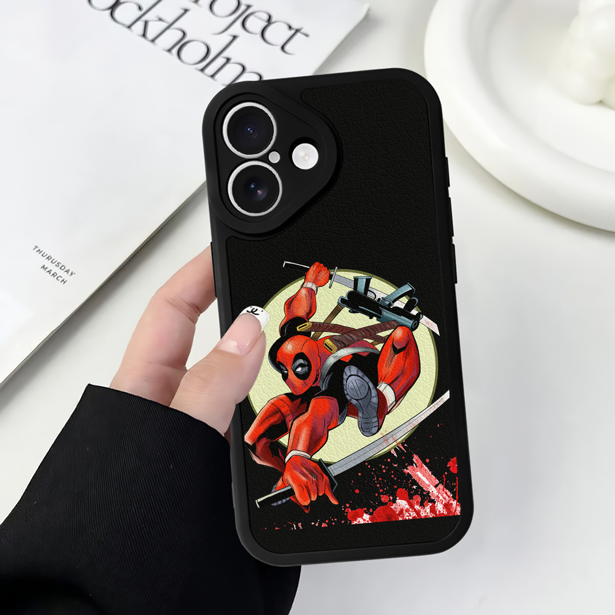 （画像用） Deadpool デッドプール 【iPhone 16シリーズ対応】シリコンスマホケース（レザー調） 材質：シリコン